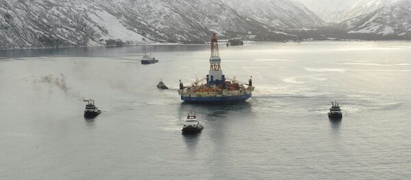 US Coast Guard tugs tow  the Royal Dutch Shell conical drilling unit Kulluk from Kiliuda Bay near Kodiak Island, Alaska, Feb. 26, 2013 - Sputnik International