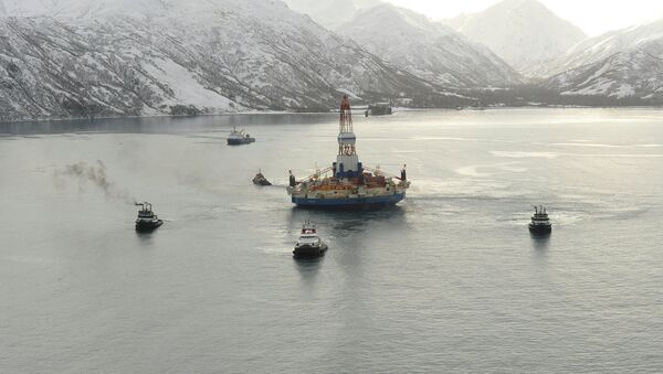 US Coast Guard tugs tow  the Royal Dutch Shell conical drilling unit Kulluk from Kiliuda Bay near Kodiak Island, Alaska, Feb. 26, 2013 - Sputnik International