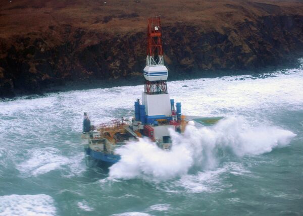 The Royal Dutch Shell drilling rig Kulluk aground off a small island near Kodiak Island Tuesday Jan. 1, 2013 The Royal Dutch Shell drilling rig Kulluk aground off a small island near Kodiak Island Tuesday Jan. 1, 2013 - Sputnik International
