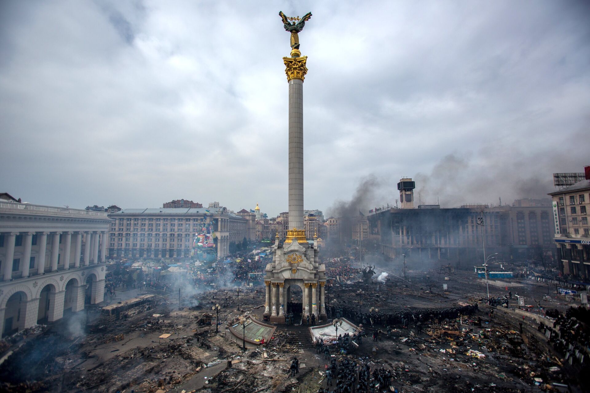 Fire, smoke and protesters on Maidan square in Kiev. February 22, 2014. - Sputnik International, 1920, 27.01.2022