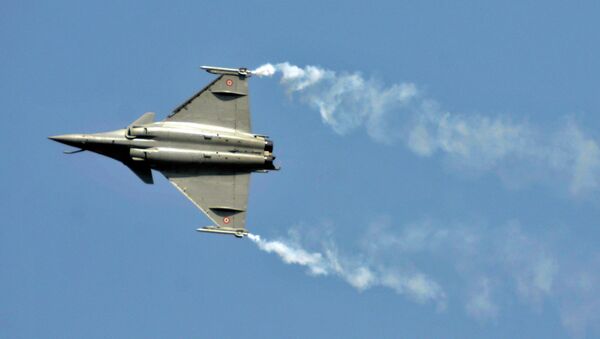 A Rafale fighter jet performs during the Aero India air show at Yelahanka air base in the southern Indian city of Bengaluru February 18, 2015 - Sputnik International