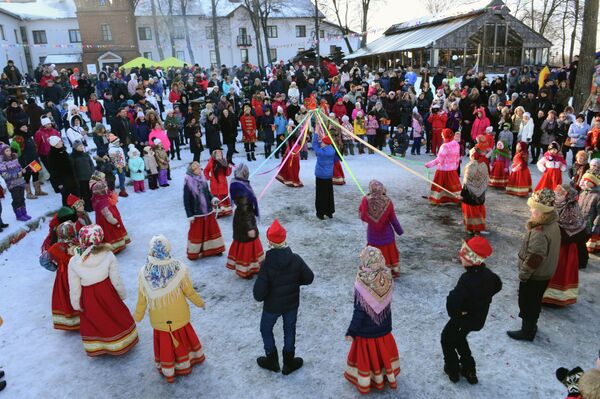 Maslenitsa festival in Suzdal Maslenitsa festival in Suzdal - Sputnik International