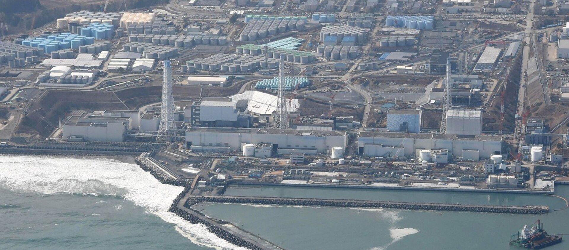 An aerial photo shows the Fukushima No. 1 nuclear power plant being decomissioned in Okuma, Fukushima Prefecture on Feb. 21, 2015, nearly 4 years after the plant diaster. The Fukushima No. 1 nuclear power plant, operated Tokyo Electric Power Co. (TEPCO) , was heavily damaged by a hydrogen explosion following the March 2011 Great East Japan Earthquake and the ensuing tsunami. TEPCO has worked to remove the e radioactive spent fuel from the crippled plant.  - Sputnik International, 1920, 13.04.2021