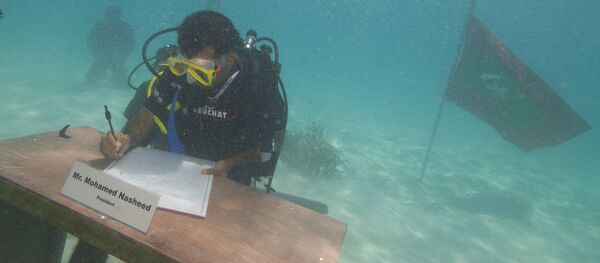 President Mohamed Nasheed signing the decree of the underwater Cabinet meeting on October 17, 2009 President Mohamed Nasheed signing the decree of the underwater Cabinet meeting on October 17, 2009 - Sputnik International