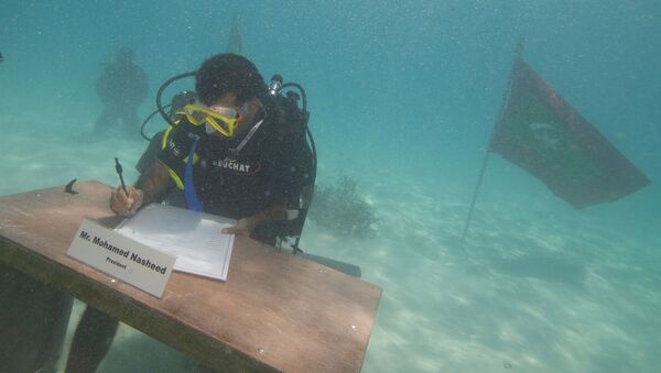 President Mohamed Nasheed signing the decree of the underwater Cabinet meeting on October 17, 2009 - Sputnik International