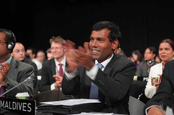 President Mohamad Nasheed clapping after United Nation adopts the Copenhagen Accord at the COP15 summit after long negotiations between the heads of states in Copenhagen, Denmark - Sputnik International