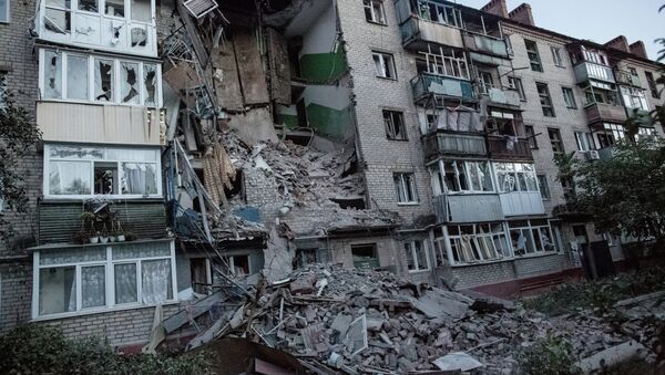 The aftermath of an artillery shelling of Slavyansk by the Ukrainian military. Debris and a burning house - Sputnik International