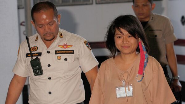 Pornthip Munkong, right, is escorted by a Thai corrections officer upon arrival at the Criminal Court in Bangkok, Thailand, Monday, Feb. 23, 2015 - Sputnik International