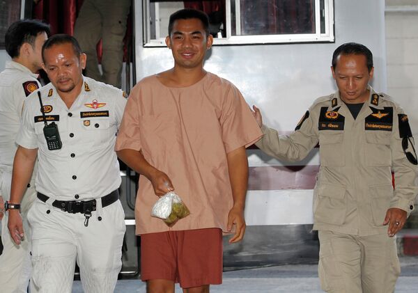 Patiwat Saraiyaem, center, is escorted by Thai corrections officers upon arrival at Criminal Court in Bangkok, Thailand, Monday, Feb. 23, 2015 - Sputnik International