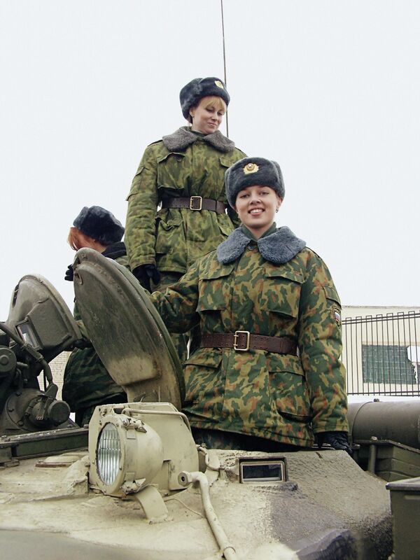 Lipstick and Kalshnikovs: Women in the Russian Armed Services - Sputnik International