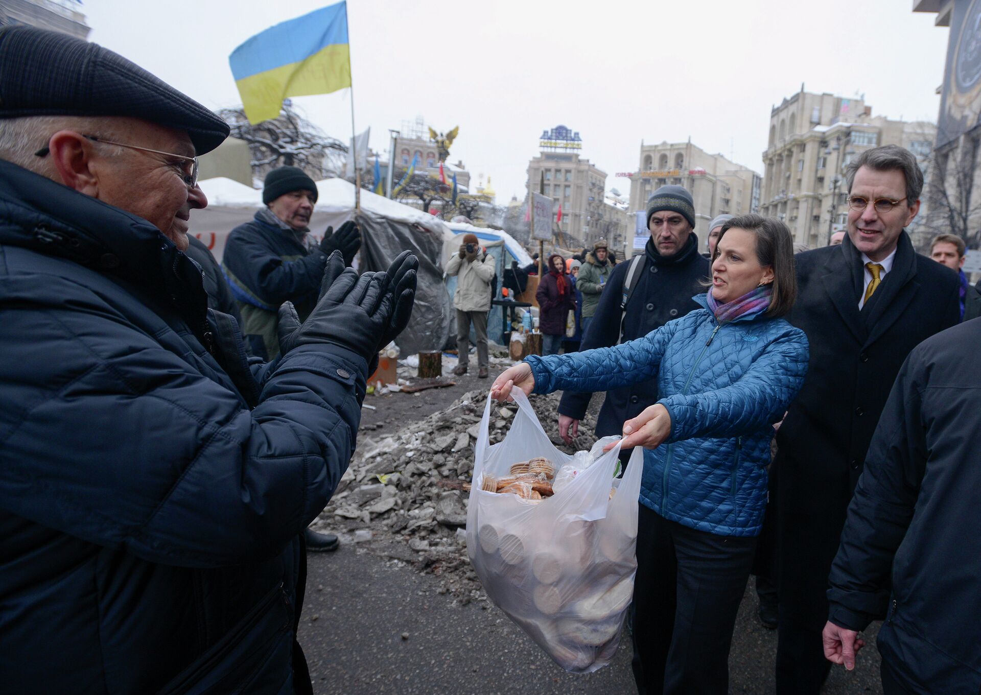 U.S. Assistant Secretary for European and Eurasian Affairs Victoria Nuland and Ambassador to Ukraine Geoffrey Pyatt, offering cookies and (behind the scenes) political advice to Ukraine's Maidan activists and their leaders. - Sputnik International, 1920, 26.04.2022