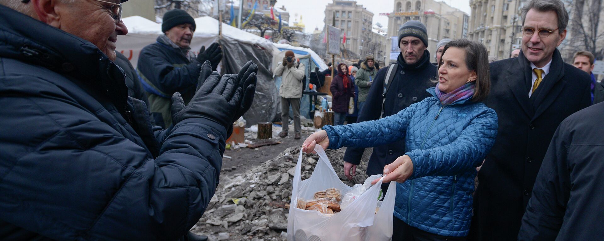 U.S. Assistant Secretary for European and Eurasian Affairs Victoria Nuland and Ambassador to Ukraine Geoffrey Pyatt, offering cookies and (behind the scenes) political advice to Ukraine's Maidan activists and their leaders. - Sputnik International, 1920, 13.02.2019