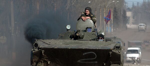 Independence supporters drive armoured personnel carrier (APC) in the eastern Ukrainian city of Debaltseve in the Donetsk region, on February 22, 2015 - Sputnik International