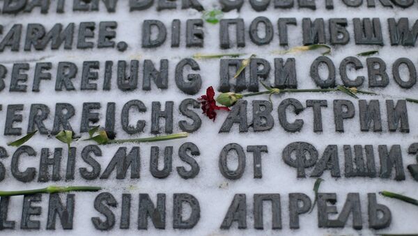 Snow covers text and flowers on the Soviet War Memorial (Heldendenkmal der Roten Armee) in Vienna - Sputnik International