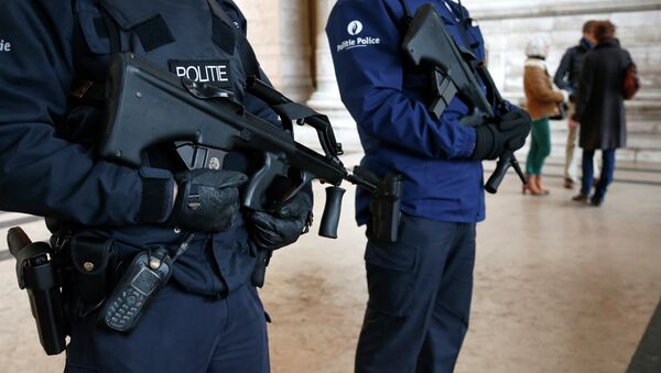Belgian police officers stand guard outside the Palace of Justice in Brussels - Sputnik International