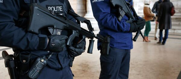 Belgian police officers stand guard outside the Palace of Justice in Brussels - Sputnik International