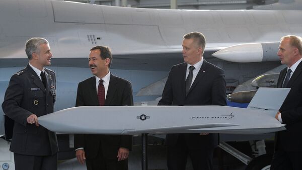 Polish and US officials with a model of the JASSM air-to-surface missile system, purchased by Poland in December, 2014. - Sputnik International