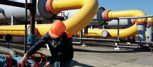 Ukrainian worker operates a valve at a gas storage point in Bil 'che-Volicko-Ugerske underground gas storage facilities in Strij, outside Lviv, Ukraine - Sputnik International