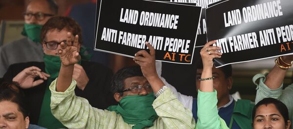 Member of Parliament of All India Trinamool Congress Party shout slogans against a proposed Land Acquisition bill at Parliament House in New Delhi on February 24, 2015 - Sputnik International