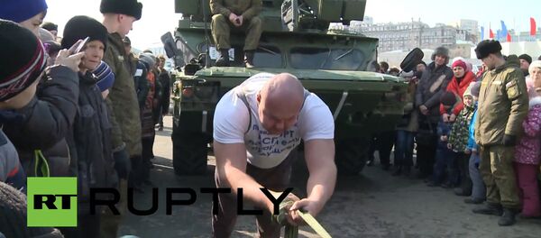 Yes, We Can! Russian Pulls a 17.5 Ton Missile System - Sputnik International