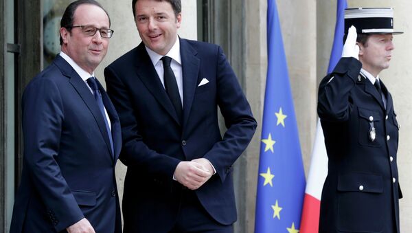 French President Francois Hollande (L) welcomes Italy's Prime Minister Mateo Renzi at the Elysee Palace before a meeting in Paris, February 24, 2015. - Sputnik International
