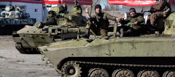 Fighters with the  self-proclaimed Donetsk People's Republic army sit on top of mobile artillery units in the town of Debaltseve February 22, 2015 - Sputnik International