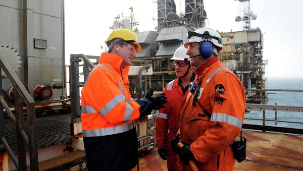 British Prime Minister David Cameron (L) talks with employees at the BP ETAP (Eastern Area Trough Project) oil platform in the North Sea, around 100 miles east of Aberdeen, Scotland on February 24, 2014 - Sputnik International