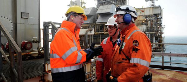 British Prime Minister David Cameron (L) talks with employees at the BP ETAP (Eastern Area Trough Project) oil platform in the North Sea, around 100 miles east of Aberdeen, Scotland on February 24, 2014 - Sputnik International