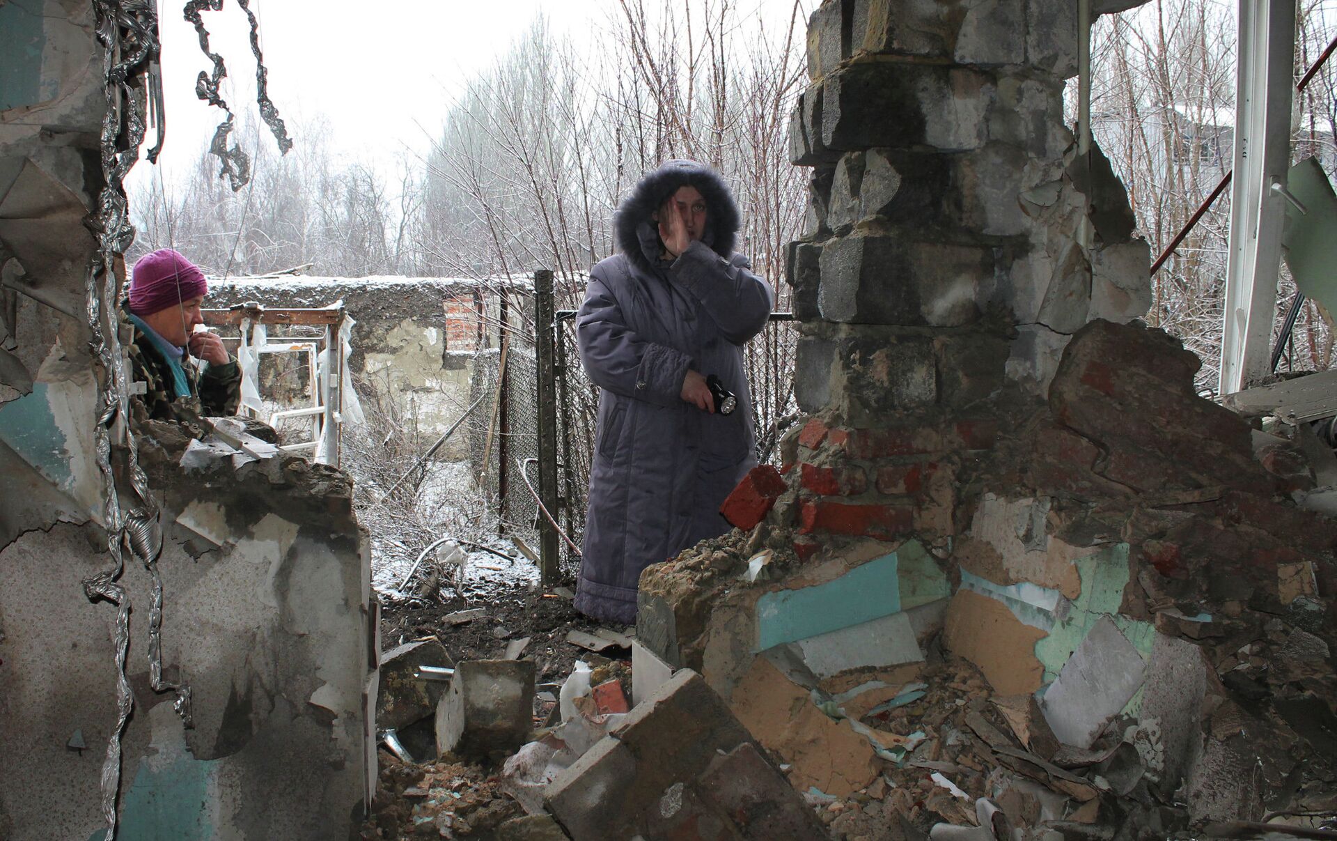 Донбас 2014 -2015 мирные жители. Беженцы Донбасса разрушенные здания. Чернухино обстрел. Человек на пороге разрушенного дома. Разрушенное детство