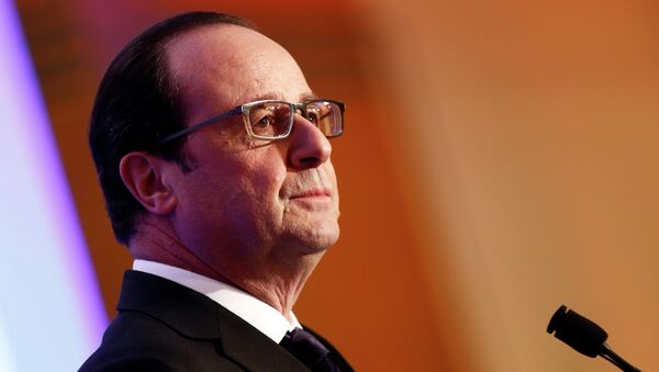 French President Francois Hollande pauses, as he delivers his speech at the 30th annual dinner held by the French Jewish Institutions Representative Council - Sputnik International