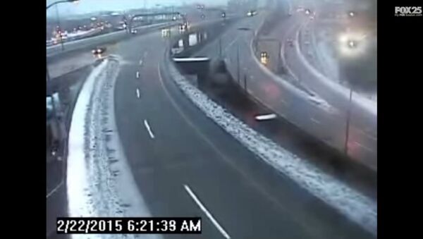 Truck Crashes off Boston Interstate Highway Bridge (VIDEO) - Sputnik International