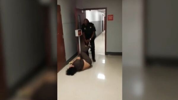 A Florida deputy has come under investigation after video surfaced of him dragging a mentally ill woman through a courthouse by her shackled feet. - Sputnik International