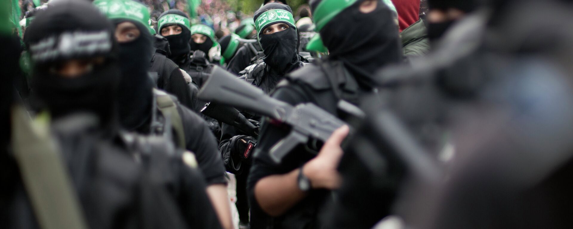Palestinian Hamas masked gunmen display their military skills during a rally to commemorate the 27th anniversary of the Hamas militant group, in Gaza City, Sunday, Dec. 14, 2014 - Sputnik International, 1920, 10.10.2023