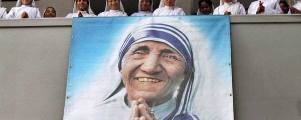 Nuns of Missionaries of Charity sing a hymn as a portrait of Mother Teresa hangs from a balcony during a congregation to mark her death anniversary in Kolkata, India, Monday, Sept. 5, 2011 Nuns of Missionaries of Charity sing a hymn as a portrait of Mother Teresa hangs from a balcony during a congregation to mark her death anniversary in Kolkata, India, Monday, Sept. 5, 2011 - Sputnik International
