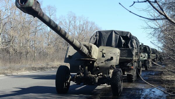 Withdrawing MSTA M2 howitzers from Donetsk in line with the Minsk agreements - Sputnik International