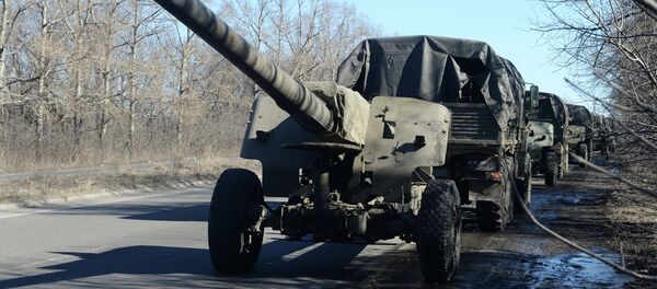 Withdrawing MSTA M2 howitzers from Donetsk in line with the Minsk agreements - Sputnik International
