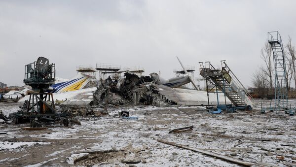 Aircraft destroyed by shelling in the airport of Donetsk - Sputnik International
