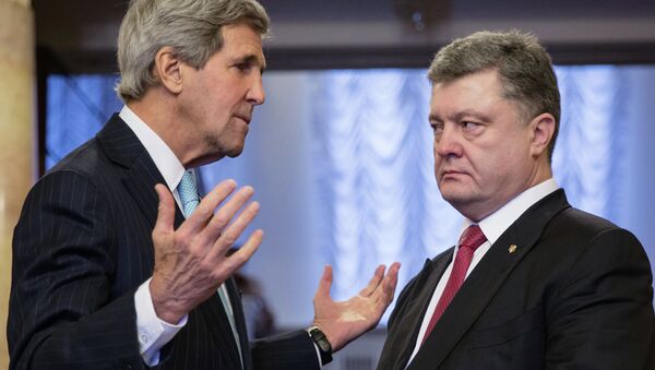 Ukrainian President Pyotr Poroshenko, right, and US Secretary of State John Kerry during the meeting in Kiev - Sputnik International