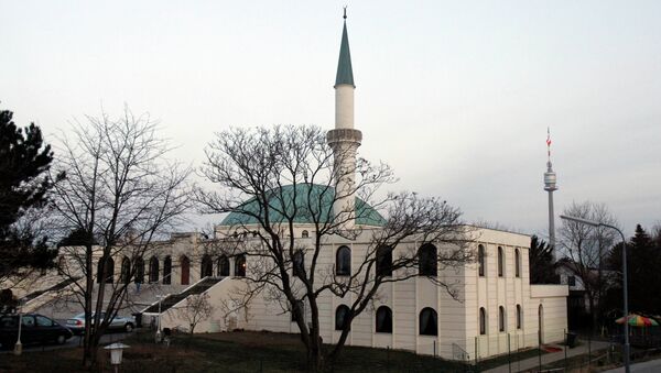 The minaret and the mosque of the Islamic center Vienna pictured in Vienna, Austria - Sputnik International