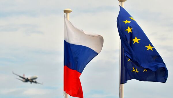 Flags of Russia, EU, France and coat of arms of Nice on the city's promenade - Sputnik International
