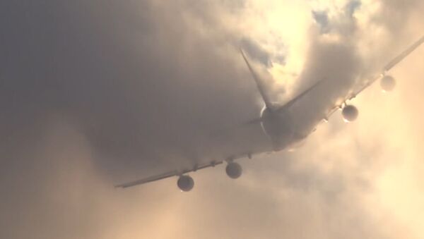 Airbus A380 Slashes Through Clouds - Sputnik International