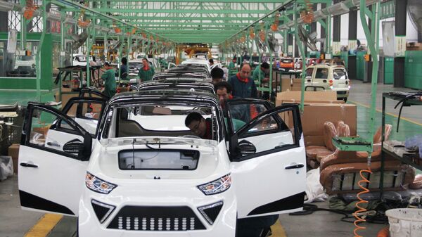 Workers assemble electric cars in a factory in Zouping, east China's Shandong province on September 16, 2014 - Sputnik International