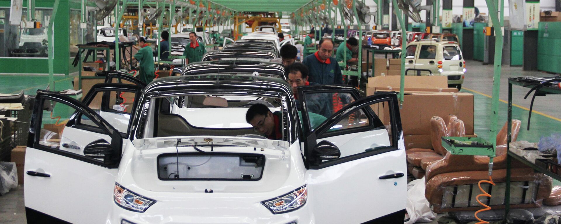 Workers assemble electric cars in a factory in Zouping, east China's Shandong province on September 16, 2014  - Sputnik International, 1920, 30.06.2021