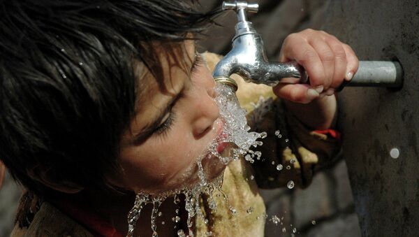 Boy Drinking from Water Faucet - Sputnik International