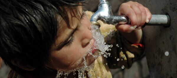 Boy Drinking from Water Faucet - Sputnik International