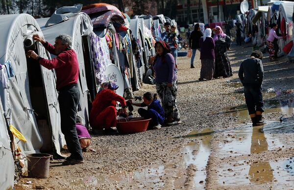 Kurdish refugees from the Syrian town of Kobani are seen at a refugee camp in the border town of Suruc, Sanliurfa province February 1, 2015 Kurdish refugees from the Syrian town of Kobani are seen at a refugee camp in the border town of Suruc, Sanliurfa province February 1, 2015 - Sputnik International