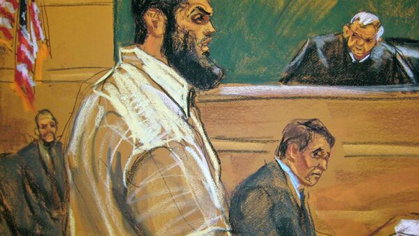 Abid Naseer, 28, makes opening statements to U.S. District Judge Raymond Dearie (R) on the first day of his trial as seen in a courtroom sketch in Brooklyn, New York February 17, 2015 - Sputnik International