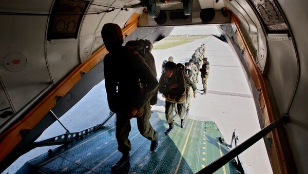 Air assault brigade troops board an AN-26 cargo plane - Sputnik International