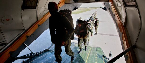 Air assault brigade troops board an AN-26 cargo plane Air assault brigade troops board an AN-26 cargo plane - Sputnik International