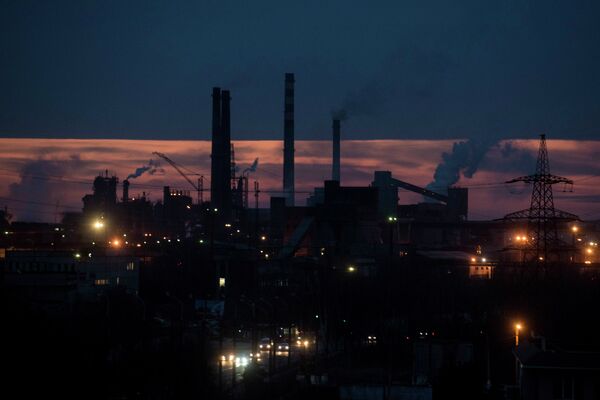 Smoke rises over the Azovstal steel factory in the sunset in Mariupol, eastern Ukraine, Wednesday, Feb. 25, 2015 Smoke rises over the Azovstal steel factory in the sunset in Mariupol, eastern Ukraine, Wednesday, Feb. 25, 2015 - Sputnik International